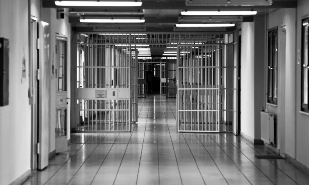 19χρονη κρατούμενη στις φυλακές Θήβας κατήγγειλε συγκρατούμενες της ότι ασέλγησαν σε βάρος της και τη χαράκωσαν